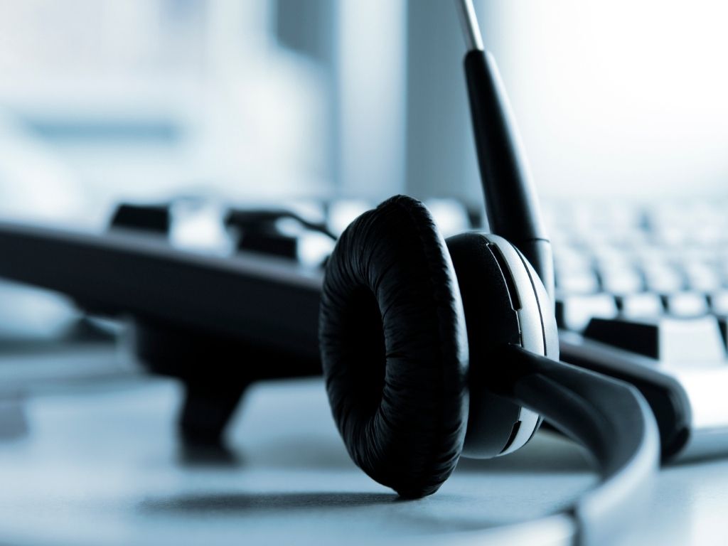 Call Center vs. Contact Center Software: Which is Right for Your Business?